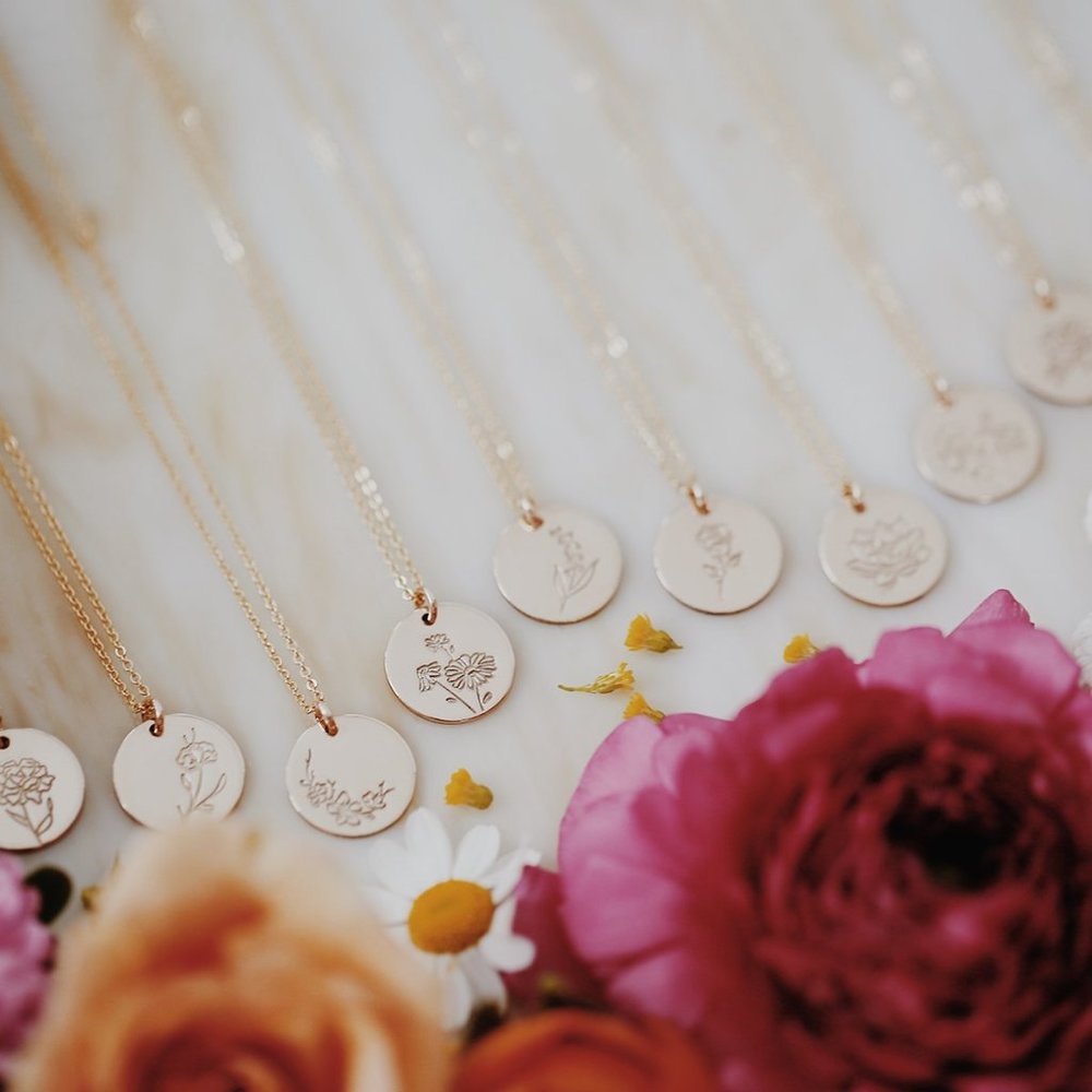 April Daisy Birth Month Flower Simple Necklace - Picture 6 of 13